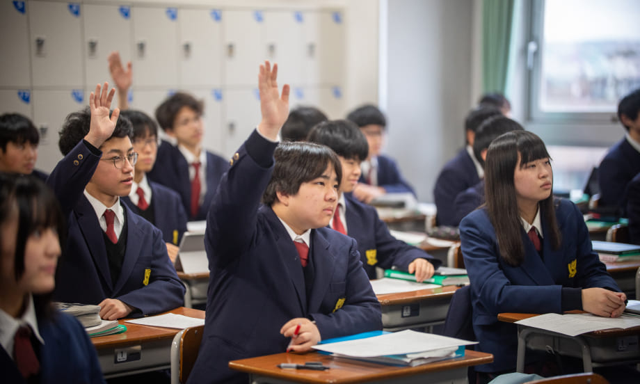 授業で積極的に手を挙げる生徒たち