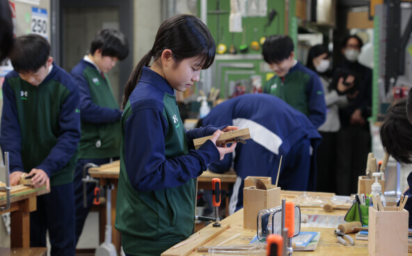 工作を行う女子生徒