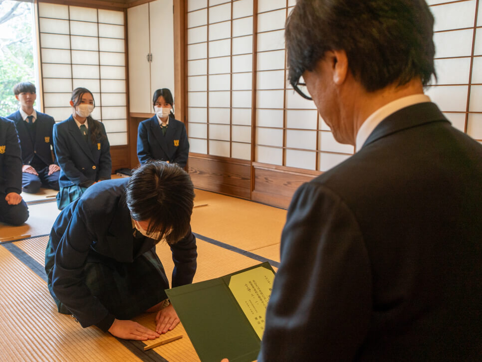 茶道教室での修了証授与の様子