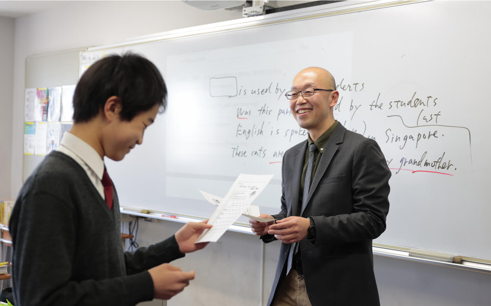 英語の指導を受ける男子生徒